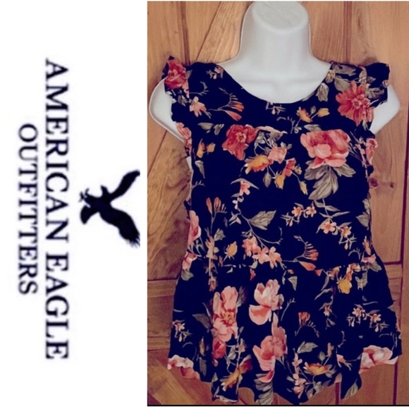 American Eagle Outfitters Tops - AEO Dark Floral Top 🦅🖤🌹